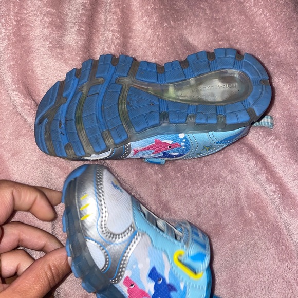 Baby Shark Light up Toddler shoes Size 8c - Picture 2 of 4